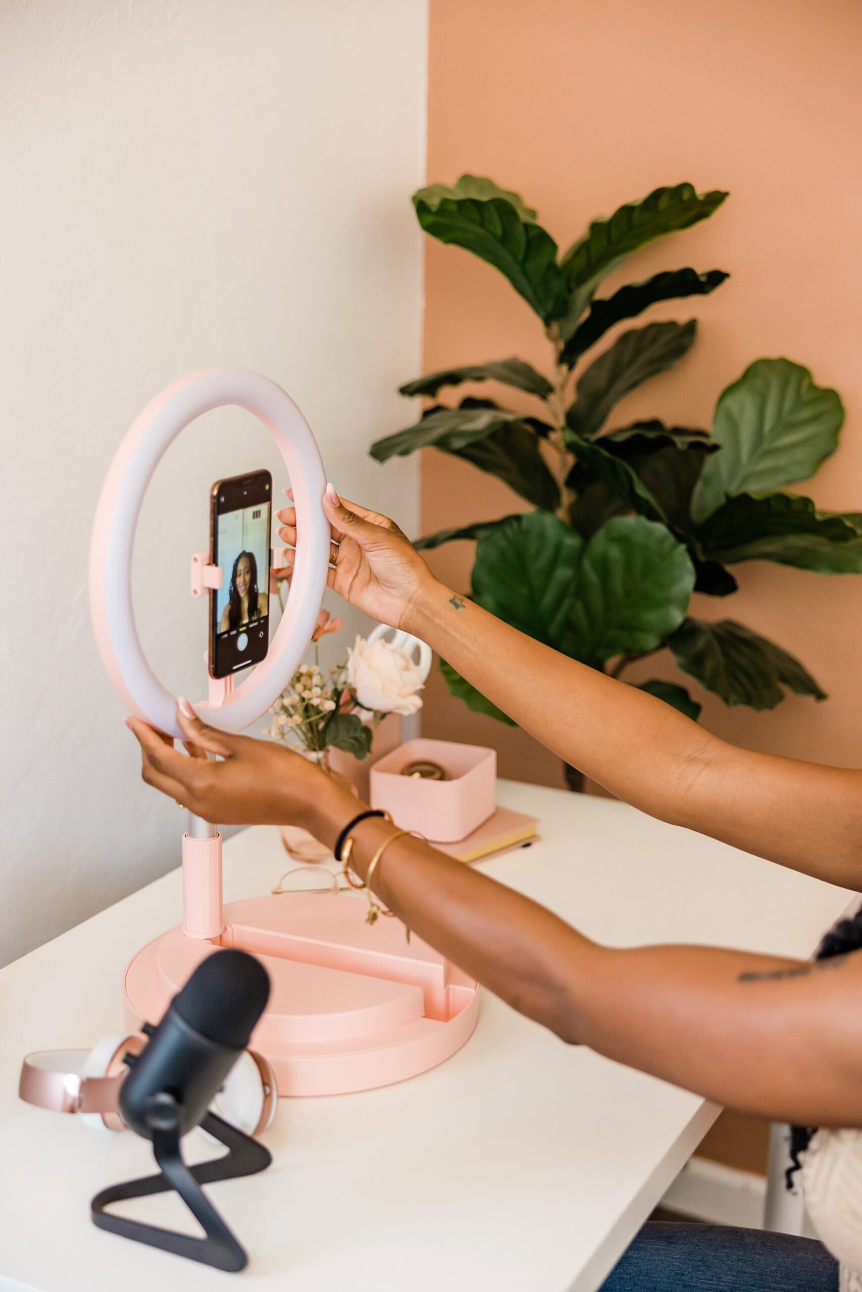 ring light with phone holder